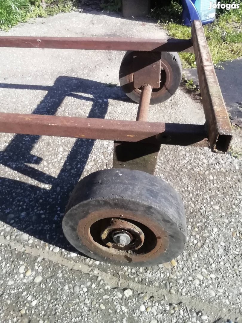 Tömör fém tengely, tömörgumis kerékkel eladó. 