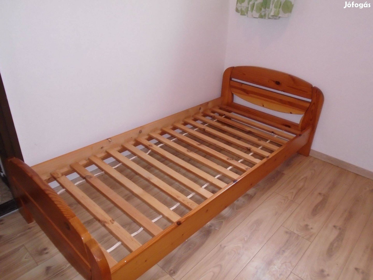 Tömör fenyő ágy (ágykeret + ágyrács)