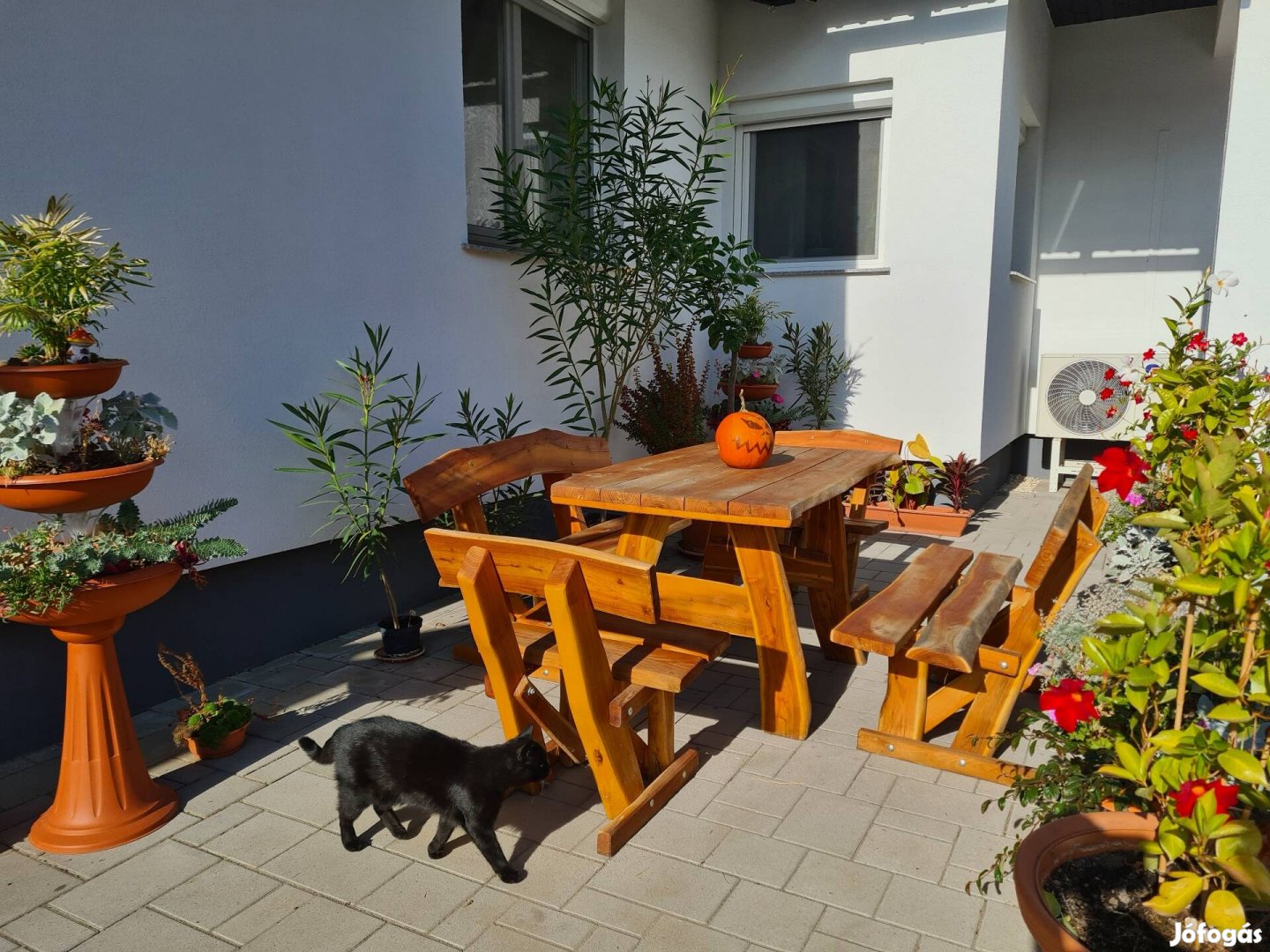 Tömör kemény fa kerti bútor. 