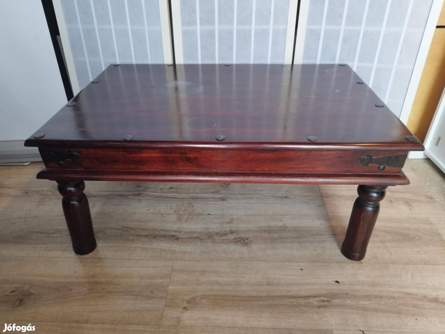 Tömör rózsafa dohányzóasztal kovácsoltvas veretekkel