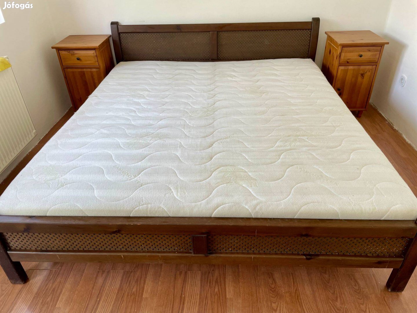 Tömörfa ágy memóriahabos matraccal 180x200 cm
