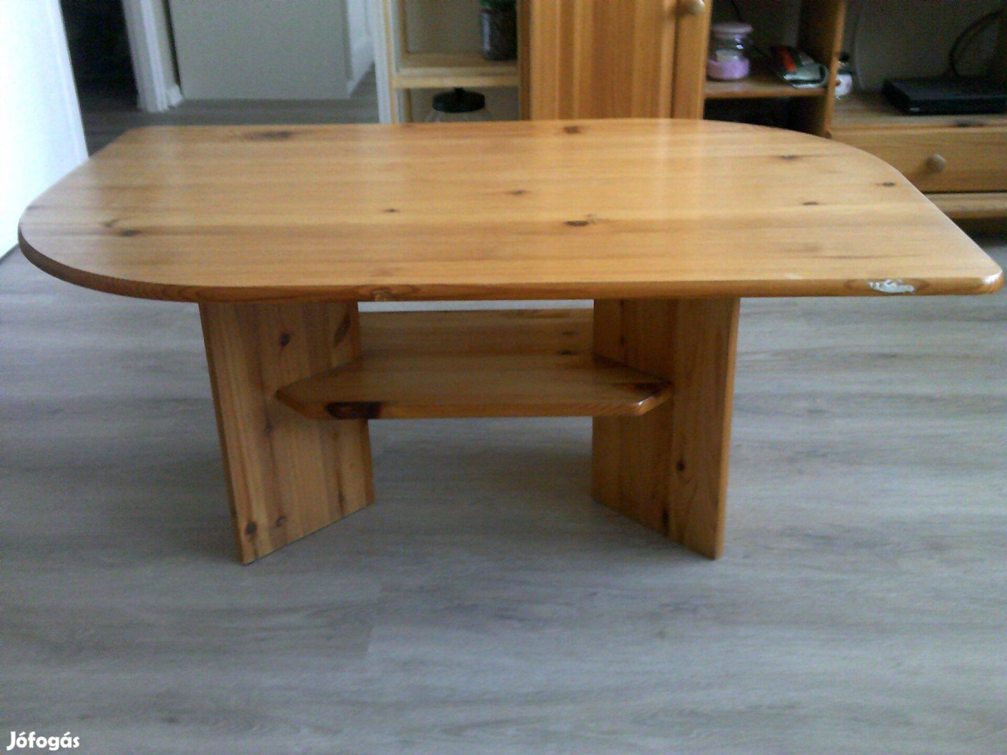 Tömörfenyő dohányzóasztal