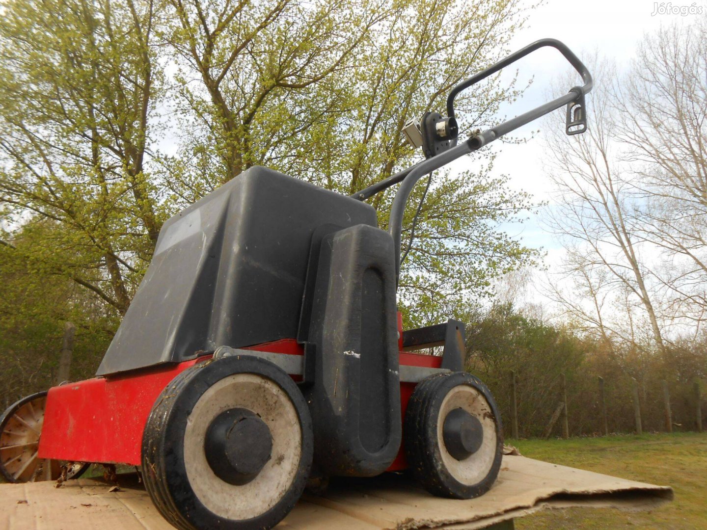 Tornadó,régi fűnyíró- gyepszellőztető hagyatékból eladó