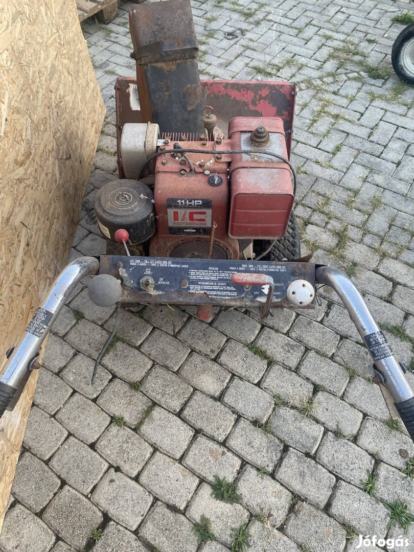 Toro 826 hómaró