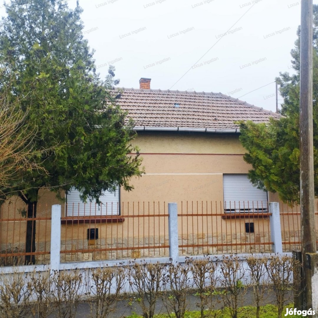 Törökszentmiklóson 3 szobás családi ház eladó