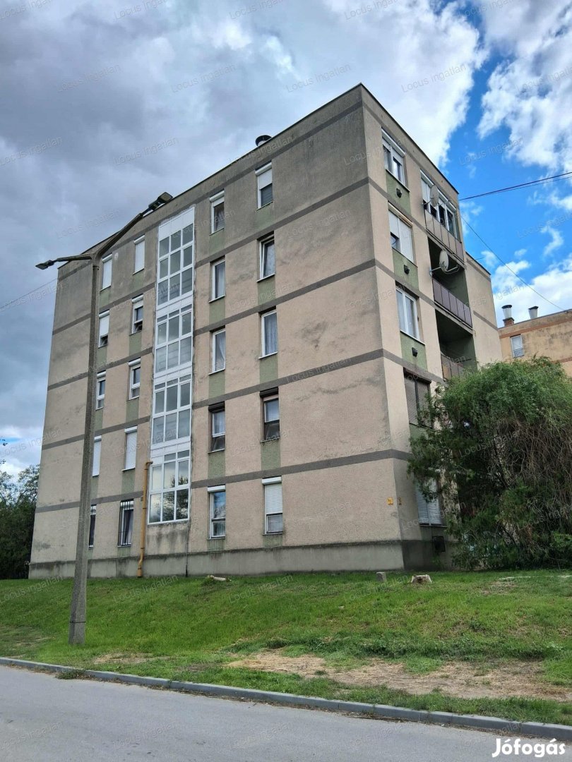 Törökszentmiklóson Táncsics ltp-en 1 emeleti lakás eladó