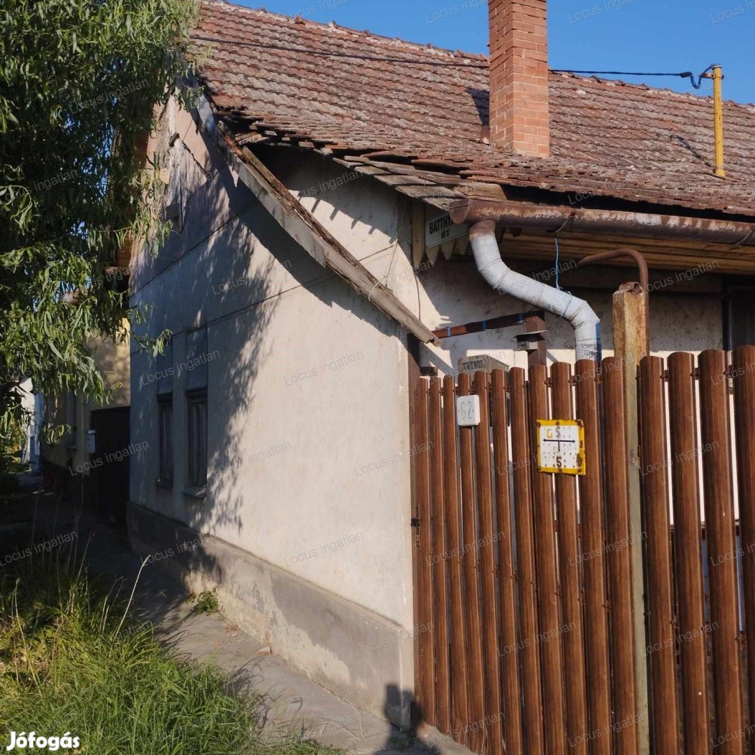 Törökszentmiklóson városközpontban családi ház eladó