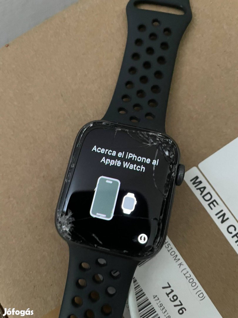 Törött, működő Apple Watch S4 Nike+