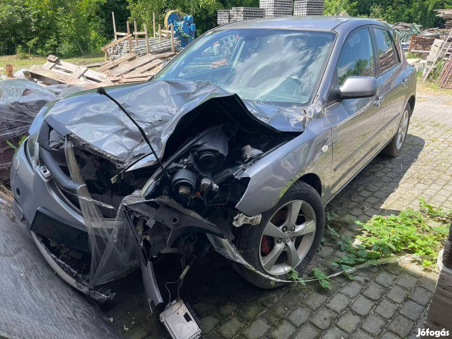 Törött mazda 3, akár alkatrésznek