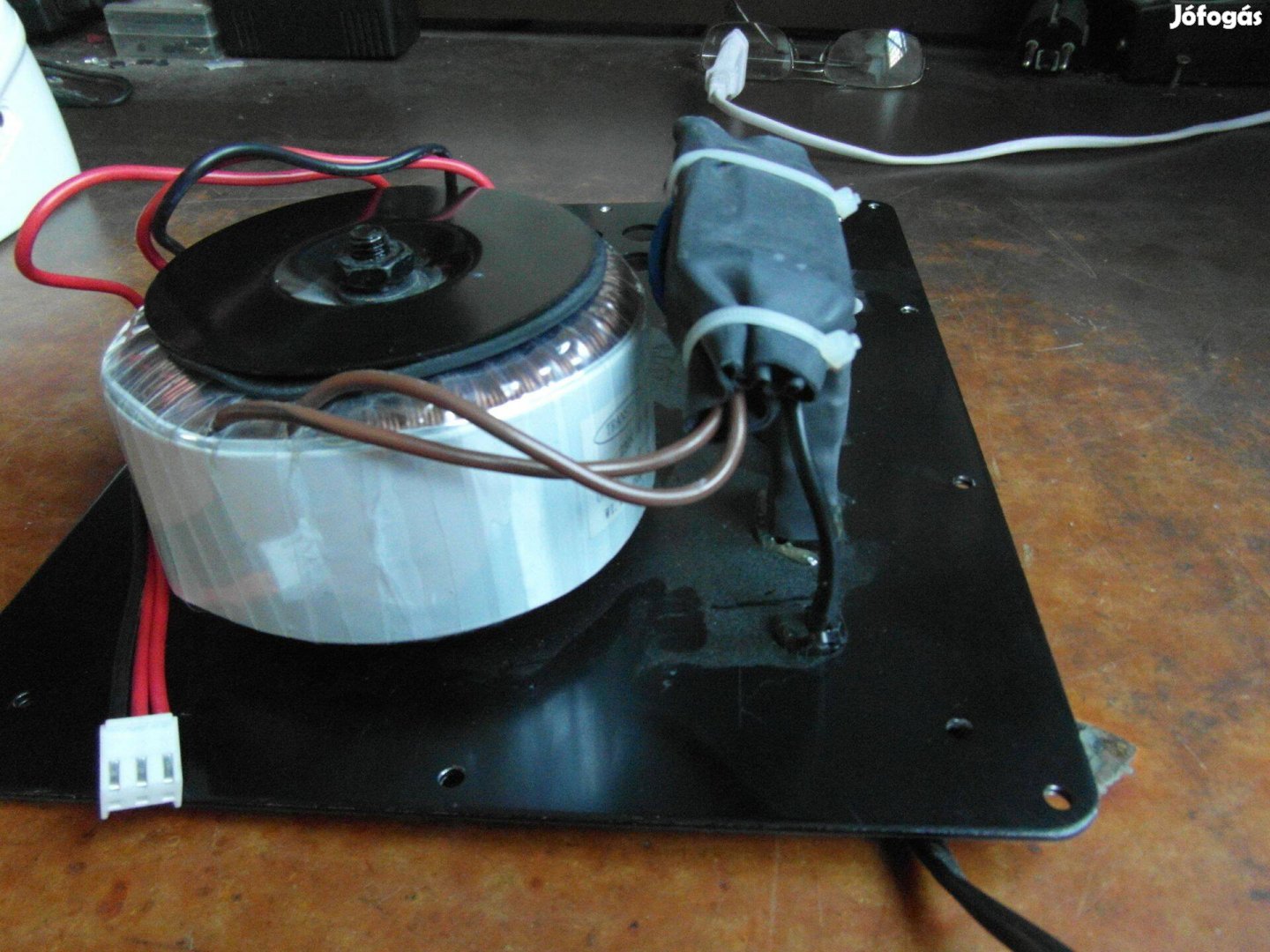Torroid hálózati trafó 2x48voltos 300watt plusz egyéb trafók
