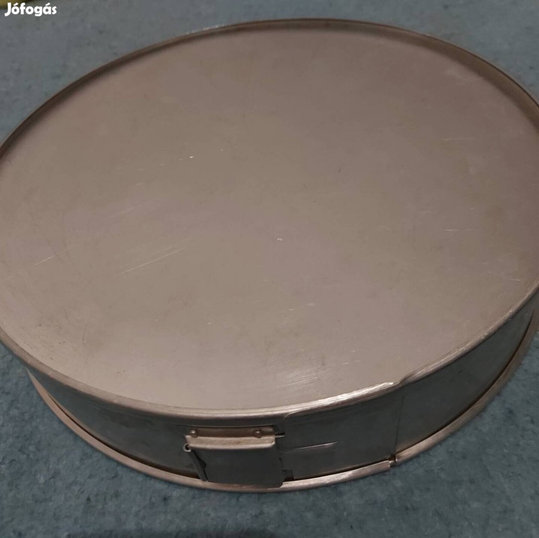 Tortasütő, 27 cm-es átmérőjű 