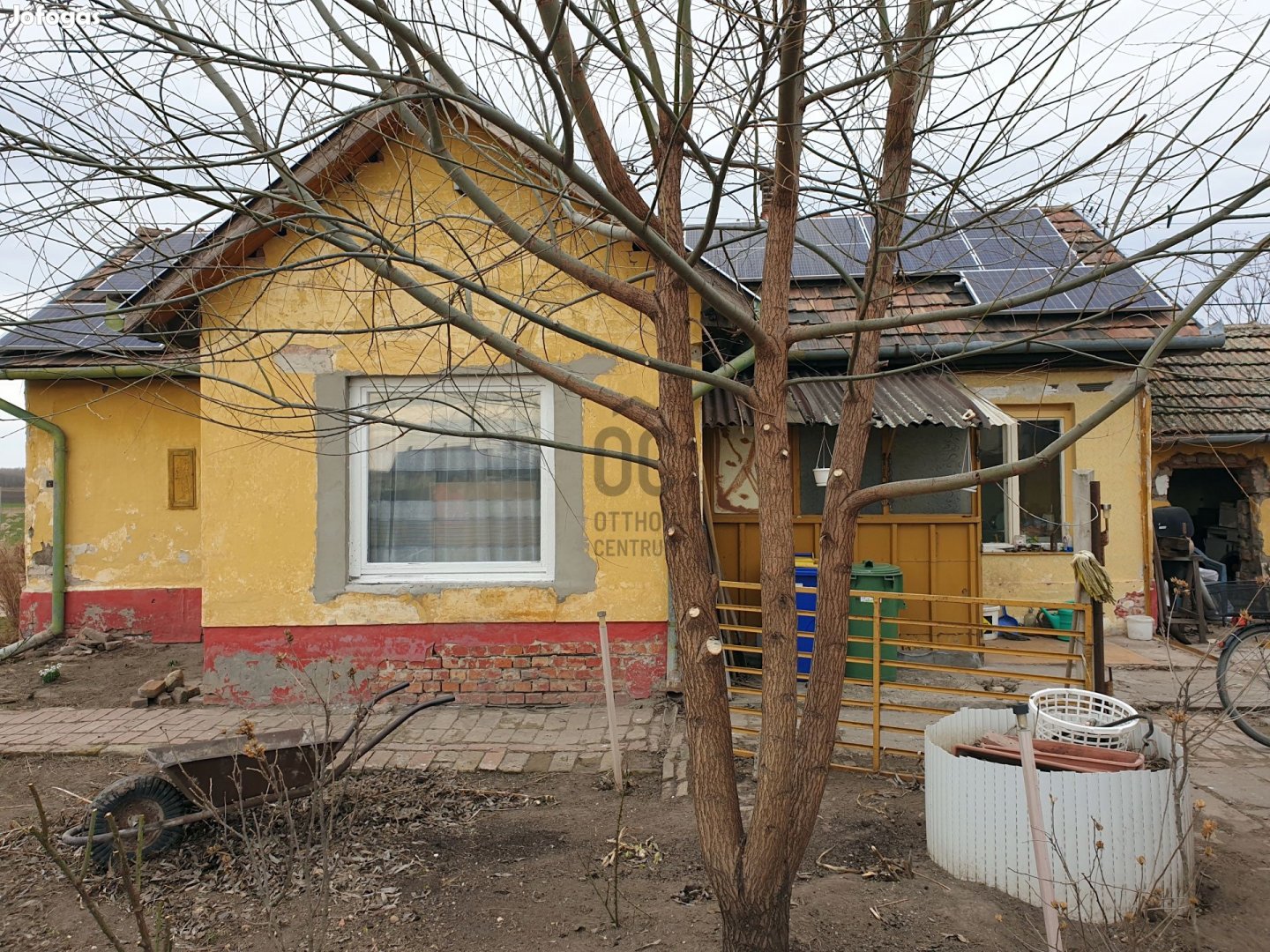 Törtelen napelemes családi ház eladó!