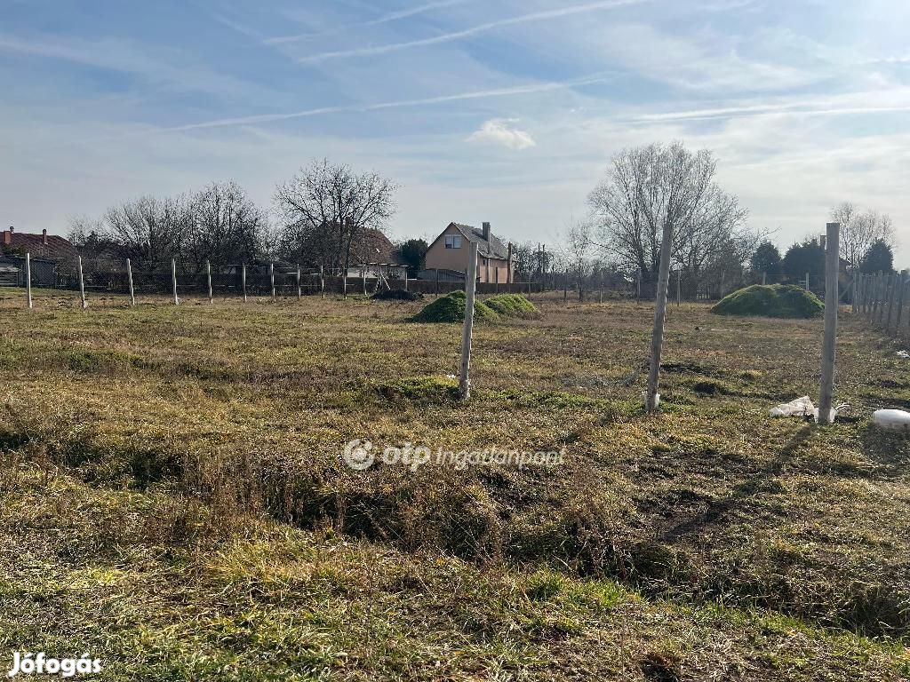 Törteli 816 nm-es telek eladó