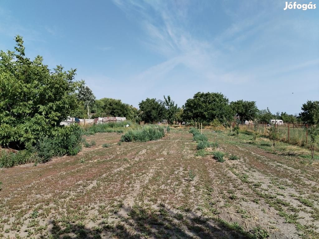 Törteli eladó 815 nm-es telek