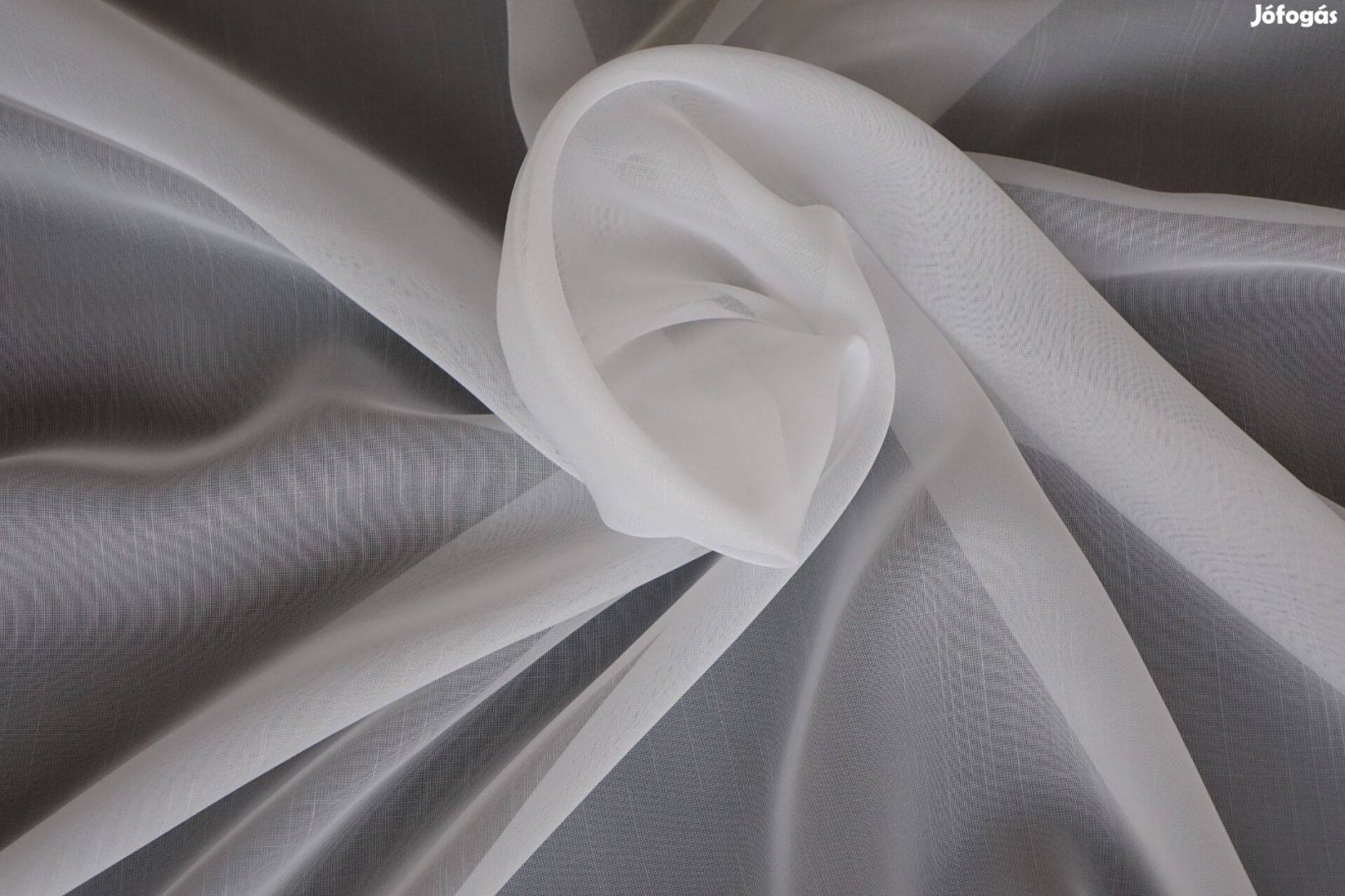 Törtfehér minta nélküli új függöny 12m x 290