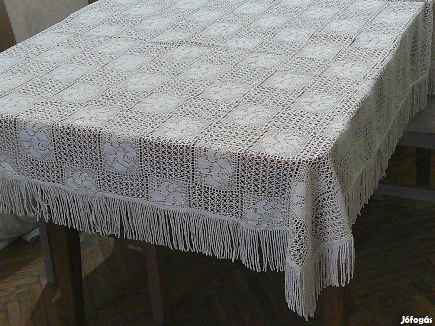 Törtfehér színű rózsás, rojtos klöpli csipke terítő