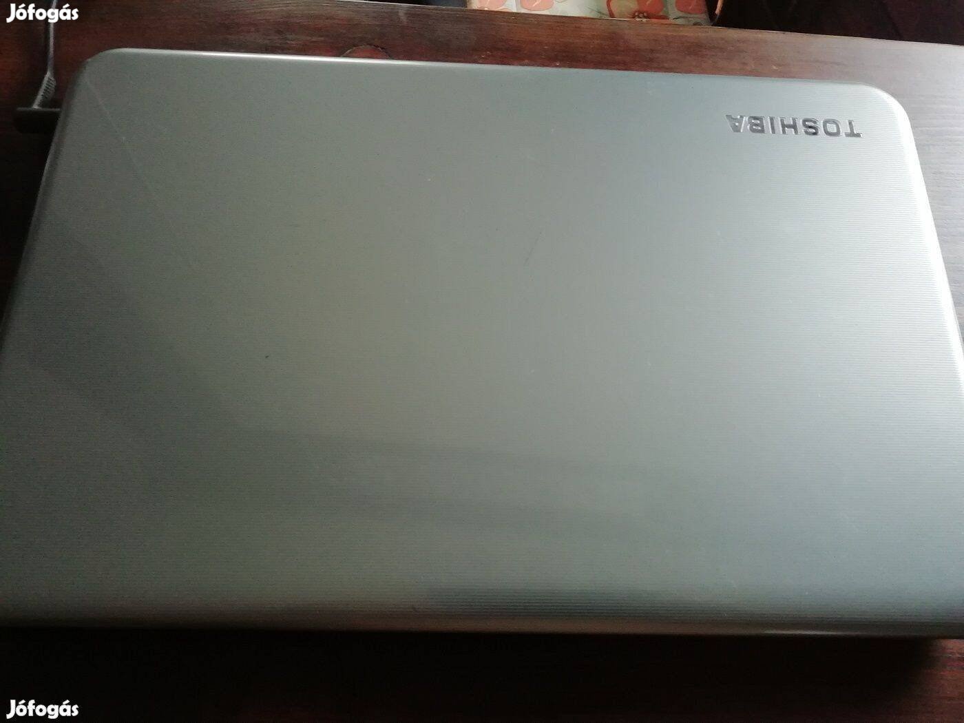 Toshiba L50 laptop,táskával