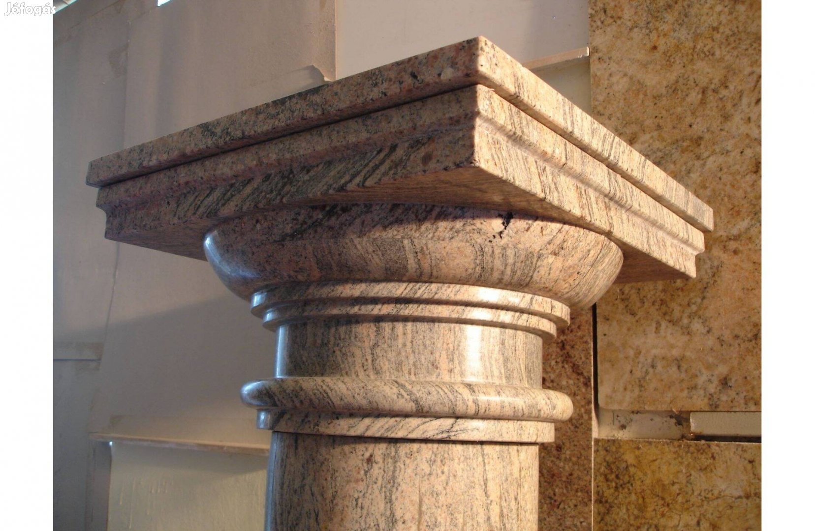 Toszkán gránit oszlop, faragott oszlopfő oszlopláb, márvány