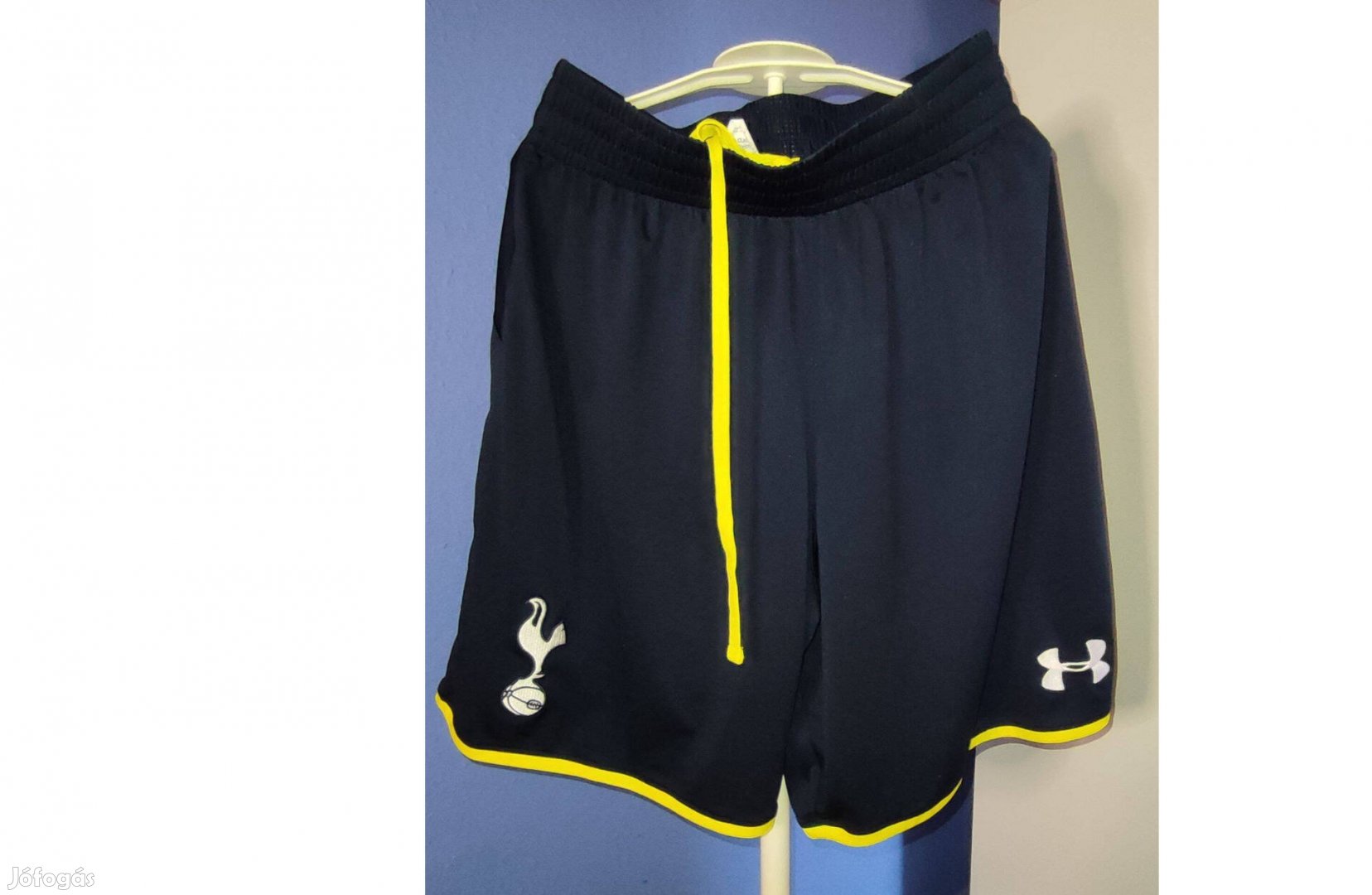 Tottenham Hotspur eredeti Under Armour rövid nadrág (M)