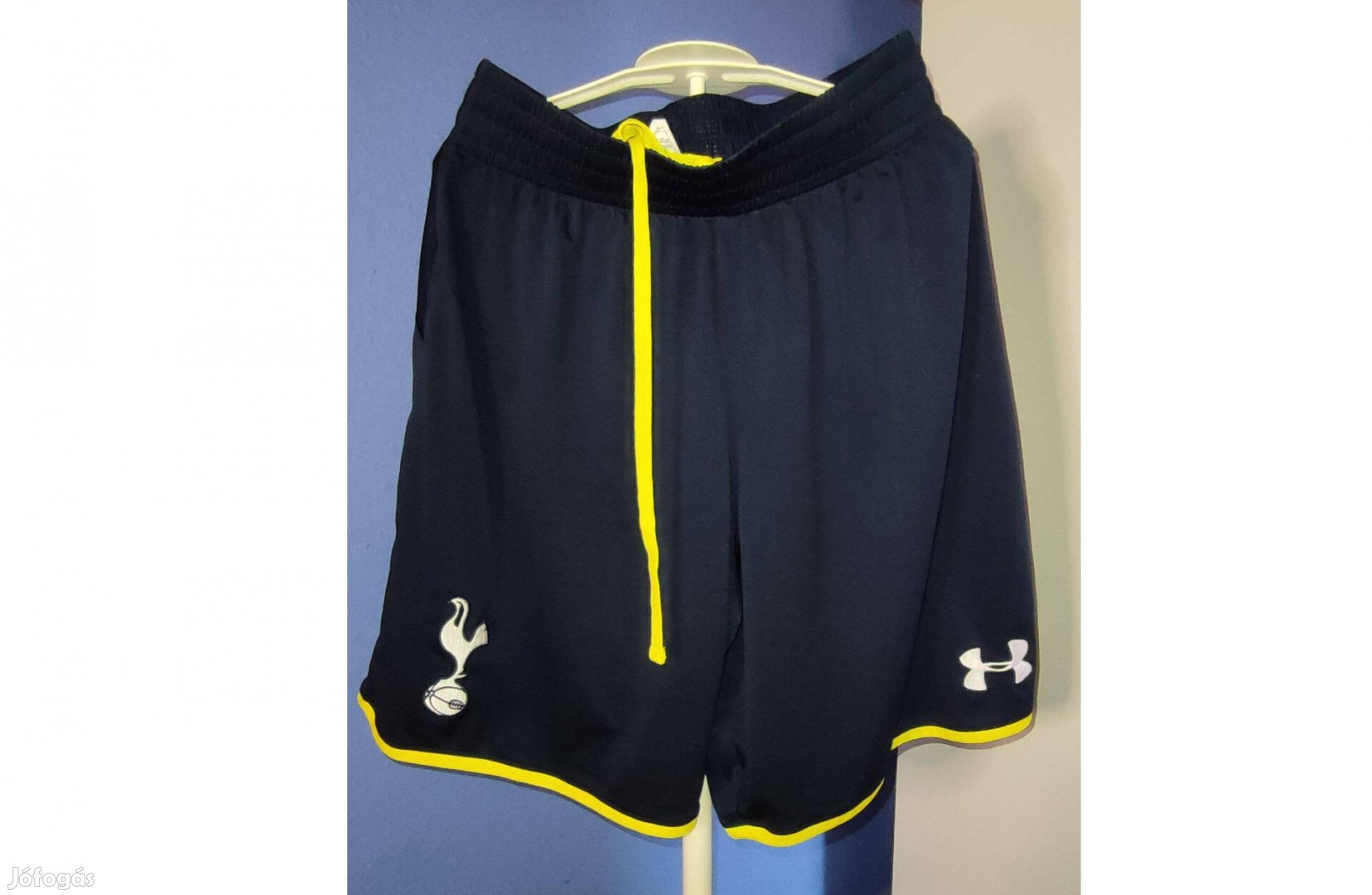 Tottenham Hotspur sötétkék eredeti Under Armour rövid nadrág (M)