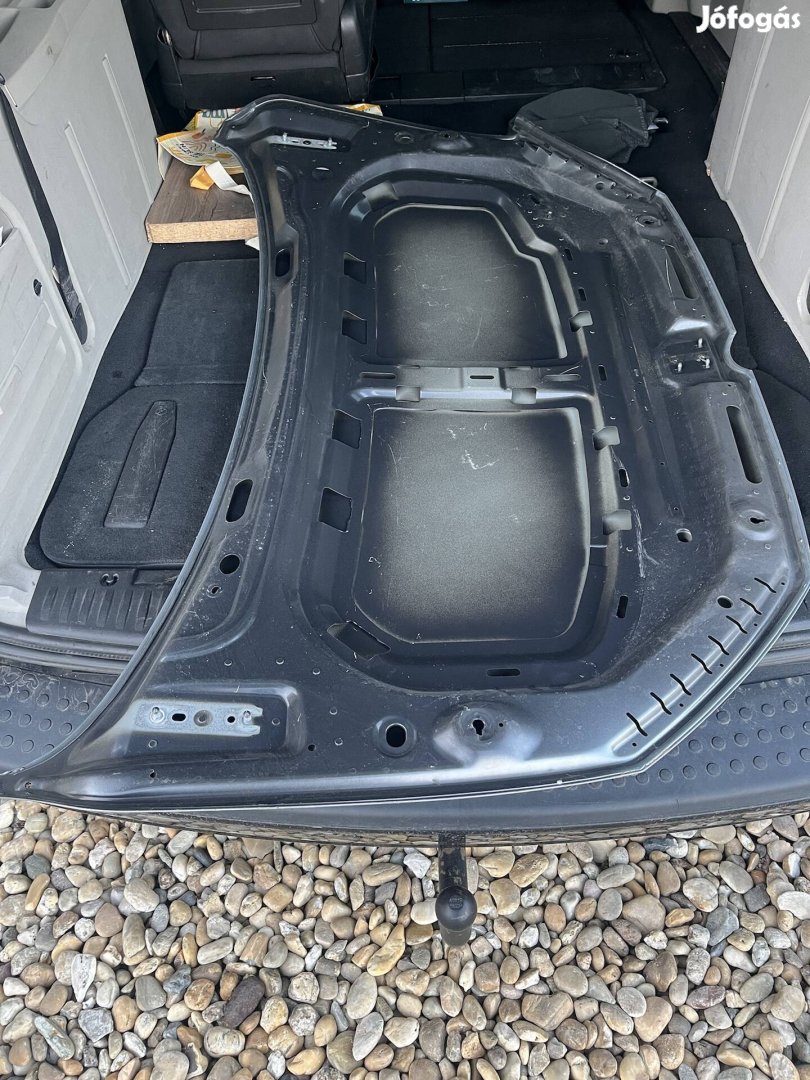 Touran motorháztető és jobb első sárvédő