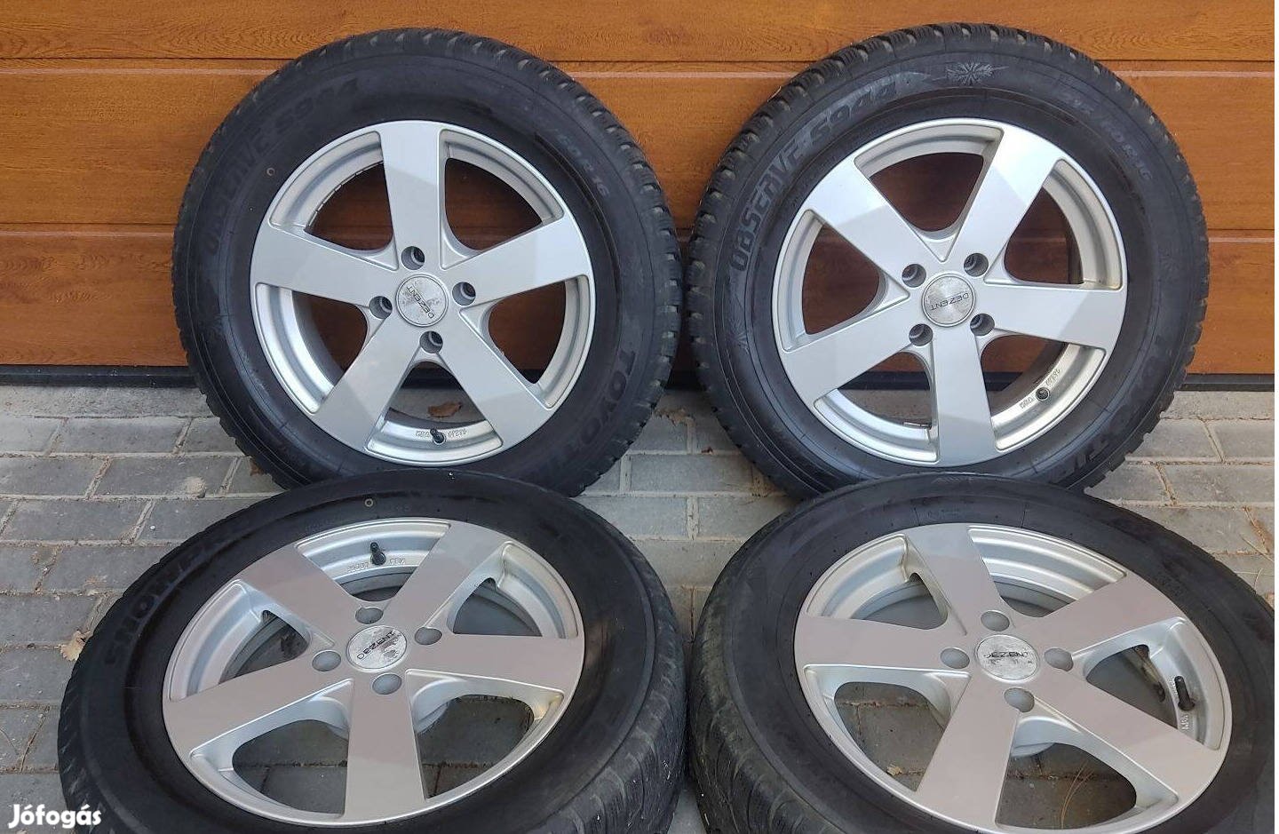 Toyo Tires téligumi felnire szerelve 215/60 R16 Dezent Dezent 4X108