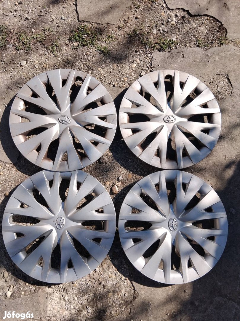 Toyota 15" Gyári dísztárcsa garnitúra 