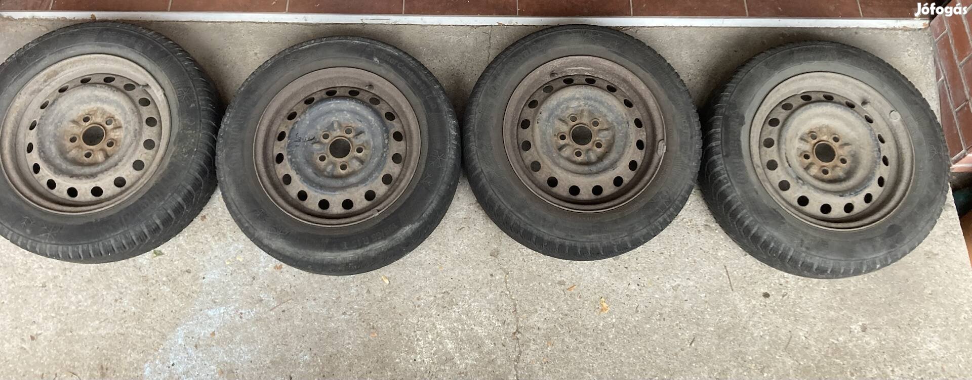 Toyota 15 colos Continental téli gumi szerelt kerék felnin lemezfelni
