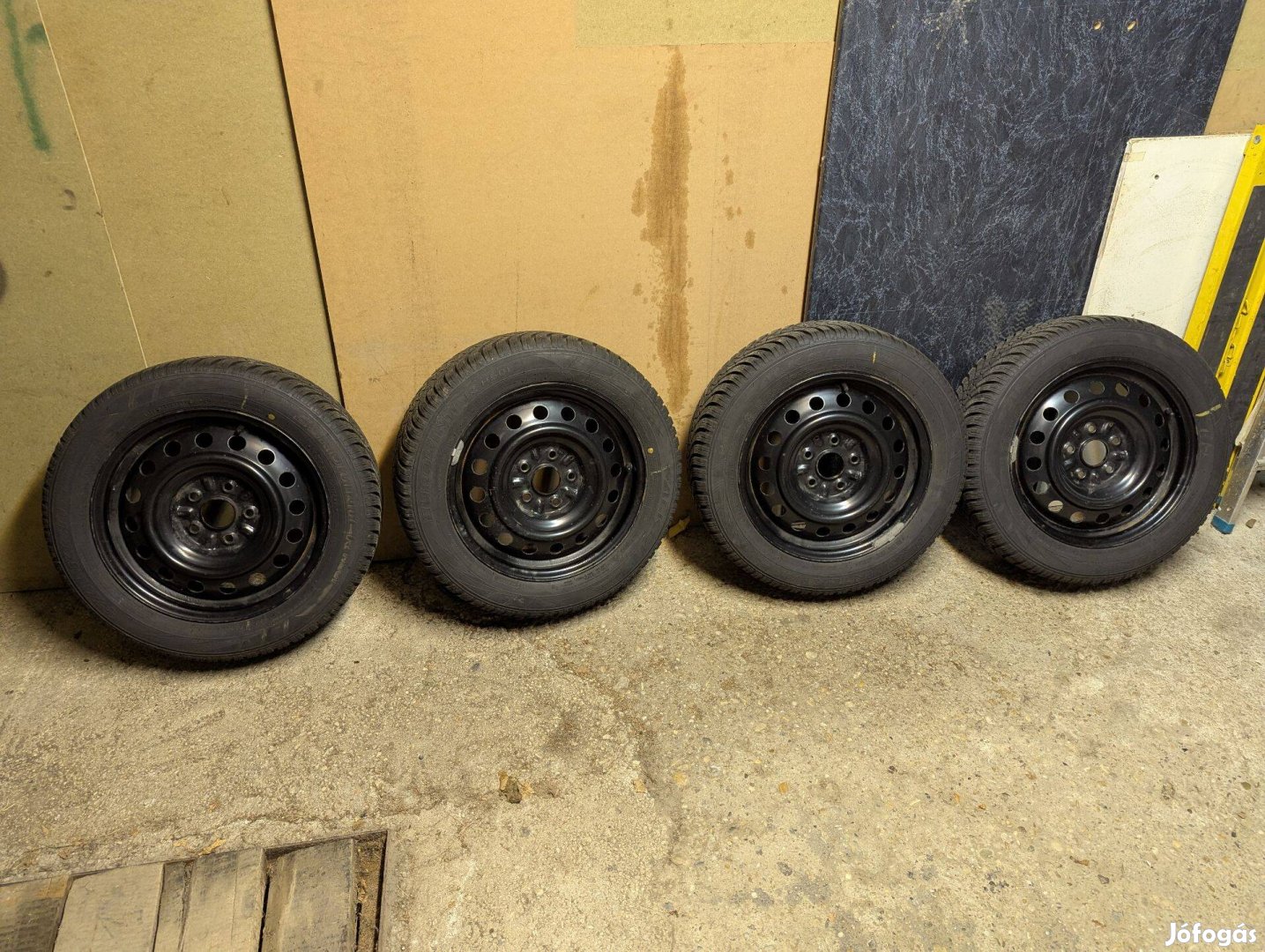 Toyota 16"-os acél felni szett + 205/55 R16 téli gumi eladó
