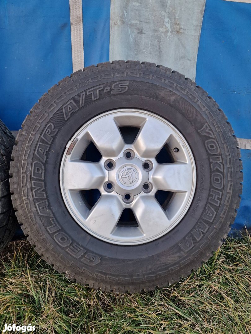 Toyota 6 lyukas 15-ös gyári alufelnigarnitúra Yokohama C-s gumikkal 