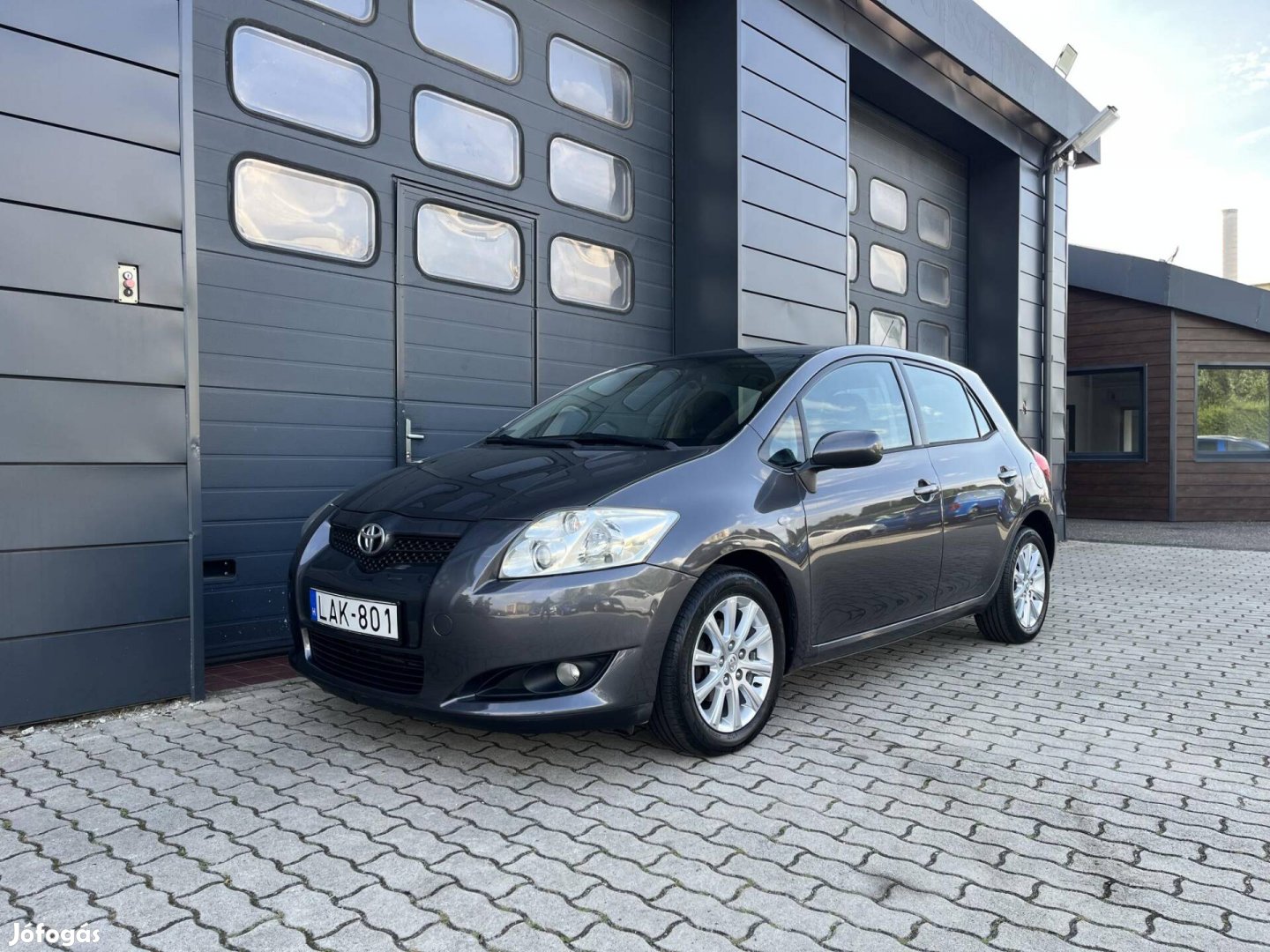 Toyota Auris 1.6 Luna Szervizkönyv / Magyarorsz...