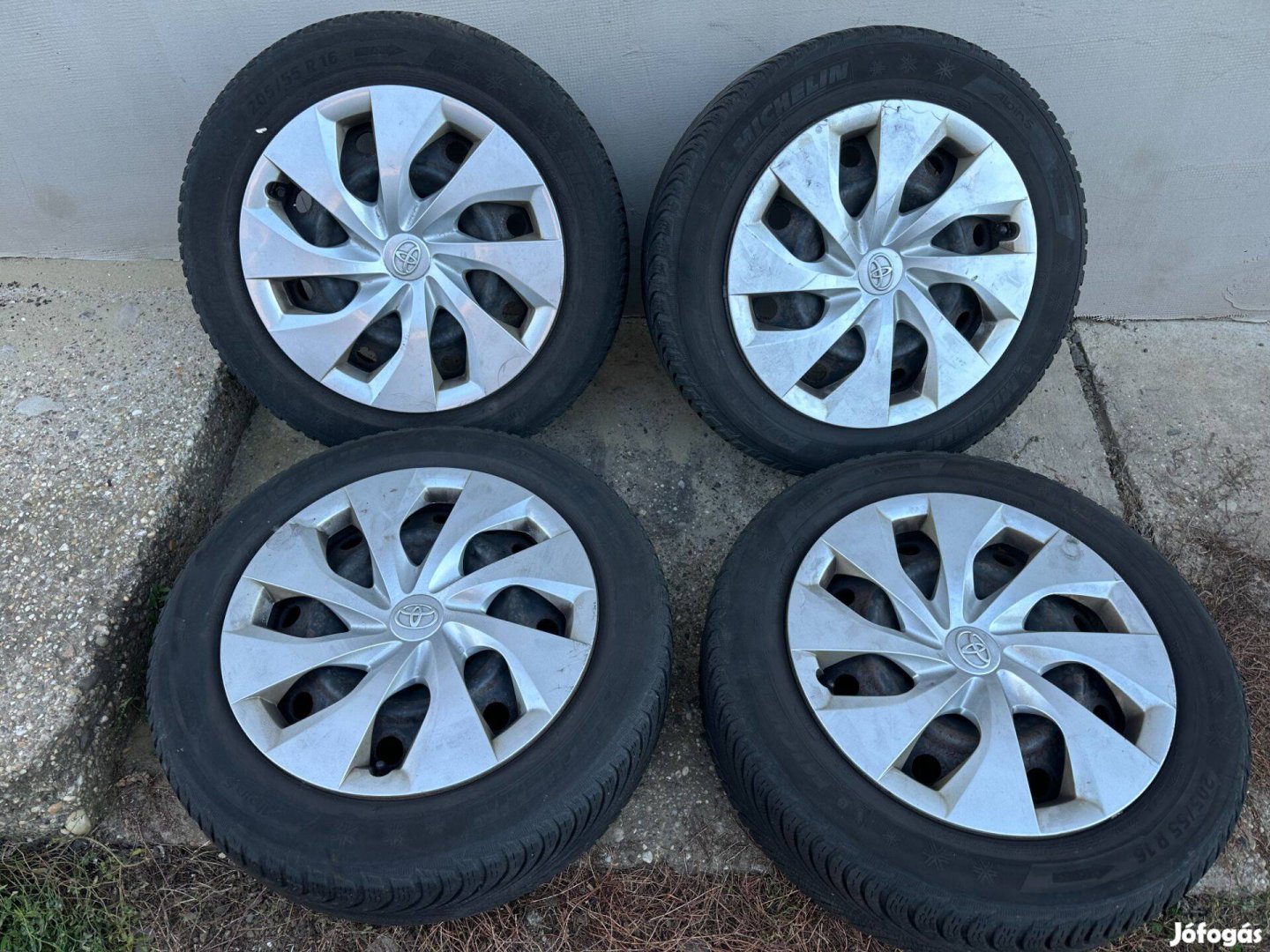 Toyota Auris, Avensis, Verso -hoz gyári 16-os lemezfelni garnitú eladó