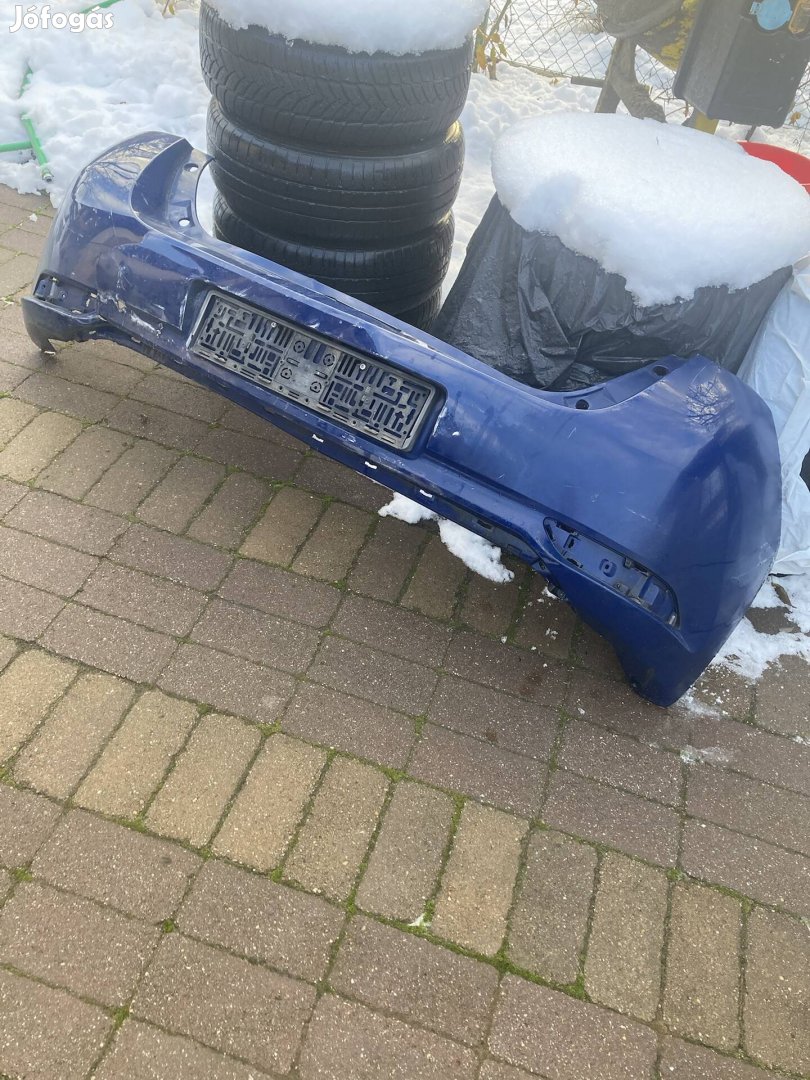 Toyota Auris hatsó lökhárító sérülten