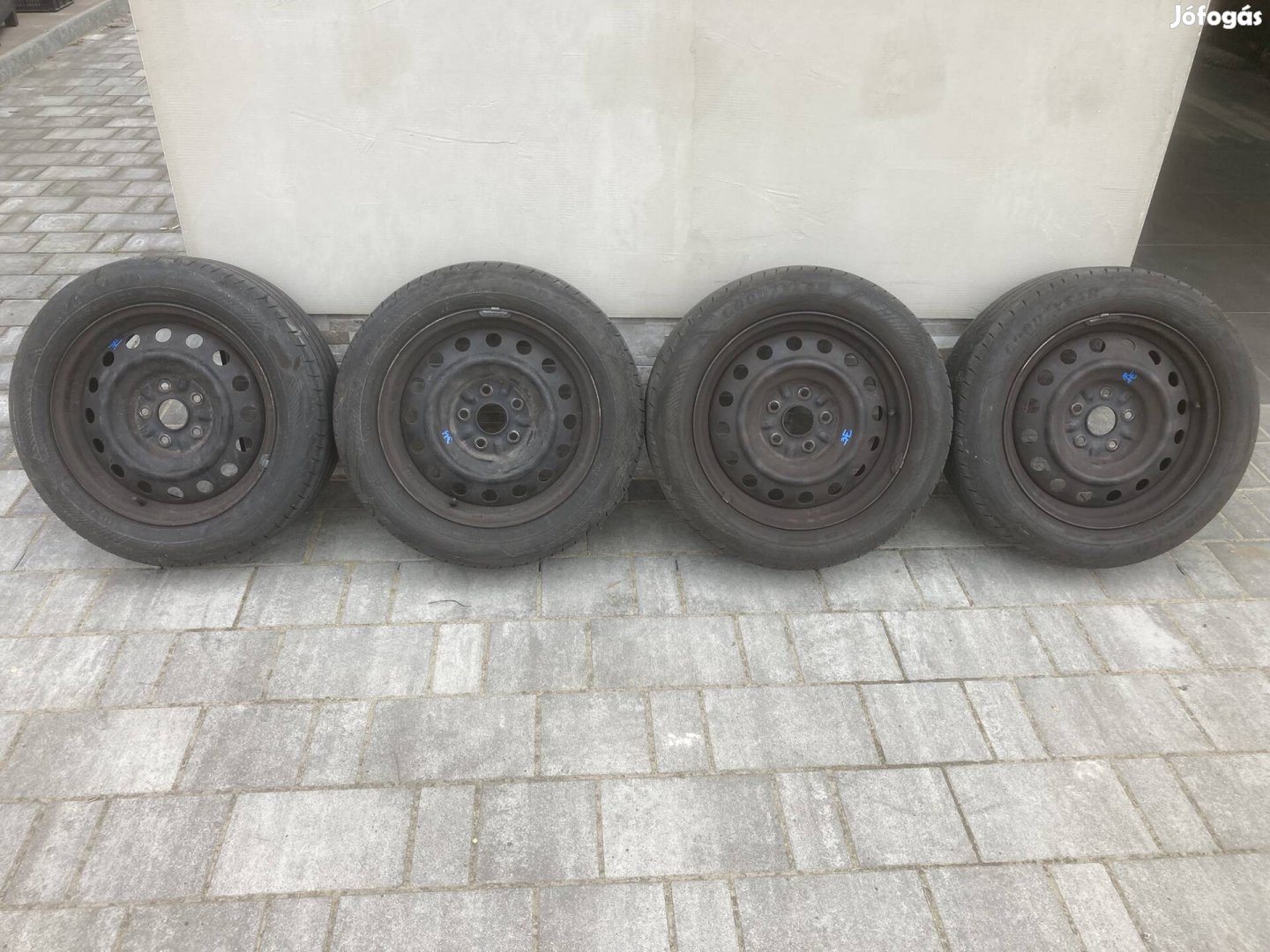 Toyota Auris lemezfelni nyári gumi kerék