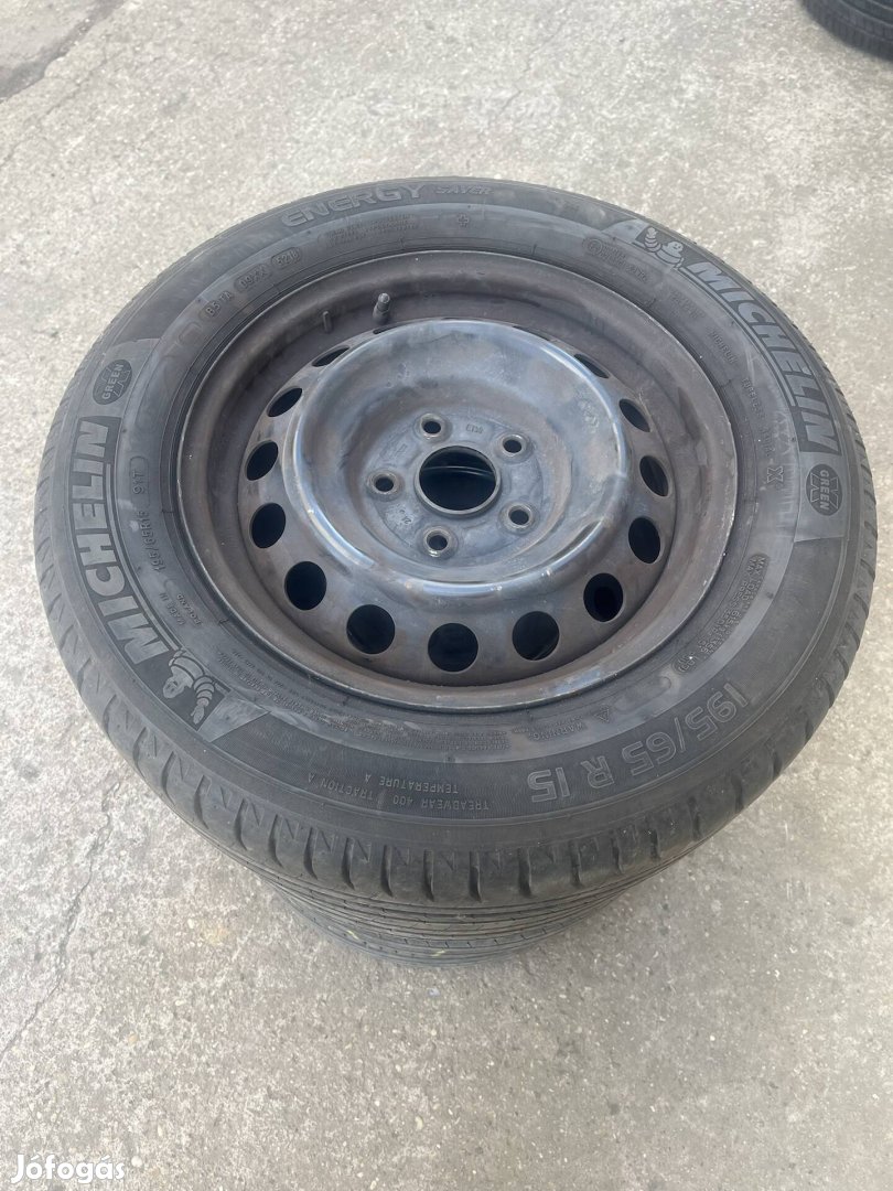 Toyota Auris lemezfelni nyári gumival