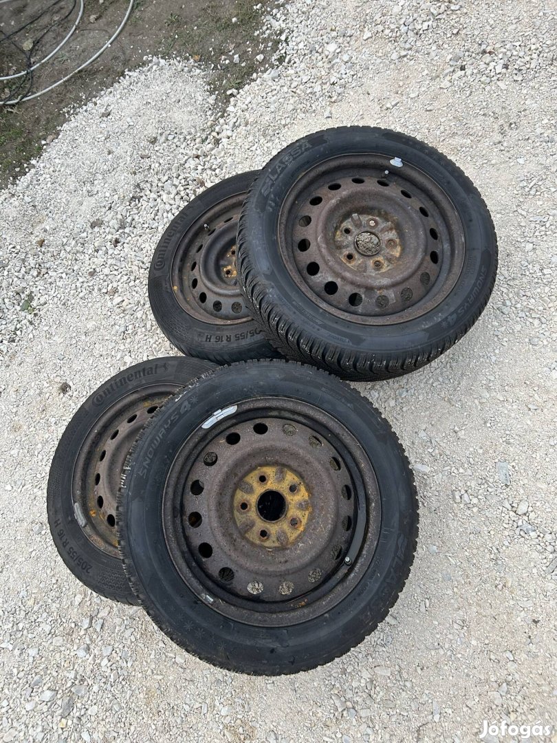 Toyota Auris lemezfelni téli gumikkal 205/55R16