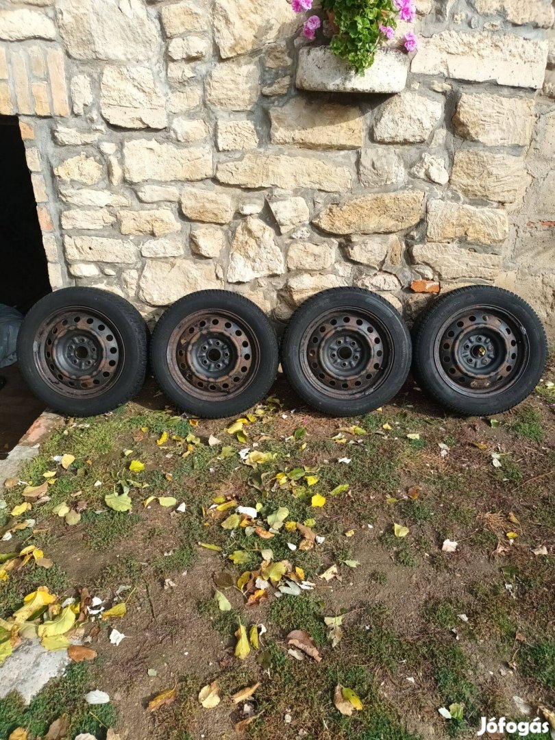 Toyota Auris lemezfelni téligumival 205 55 16