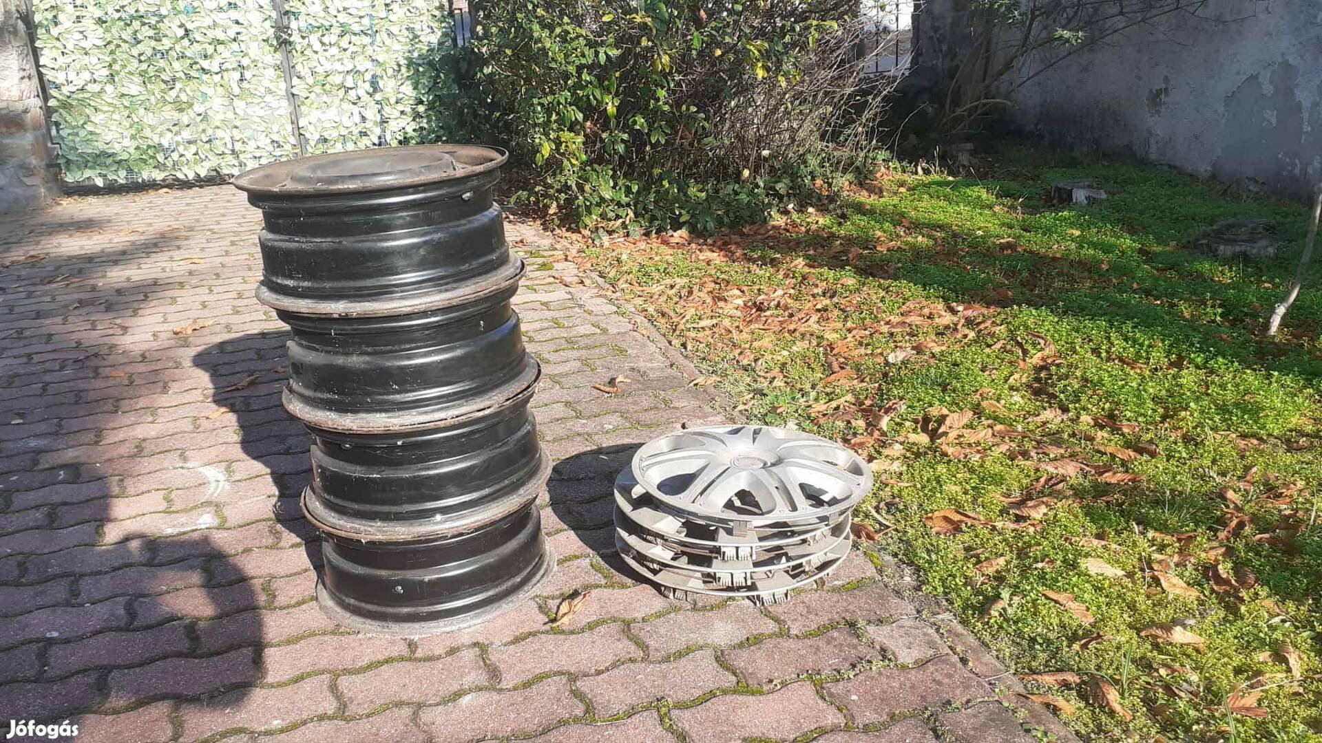 Toyota Avensis 4 db alufelni dísztárcsákkal eladó