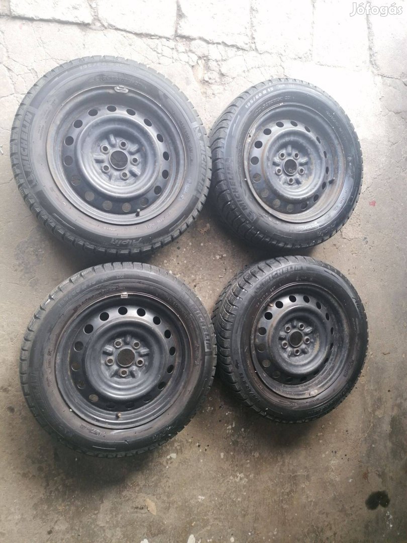 Toyota Avensis T22 lemezfelni téli gumival