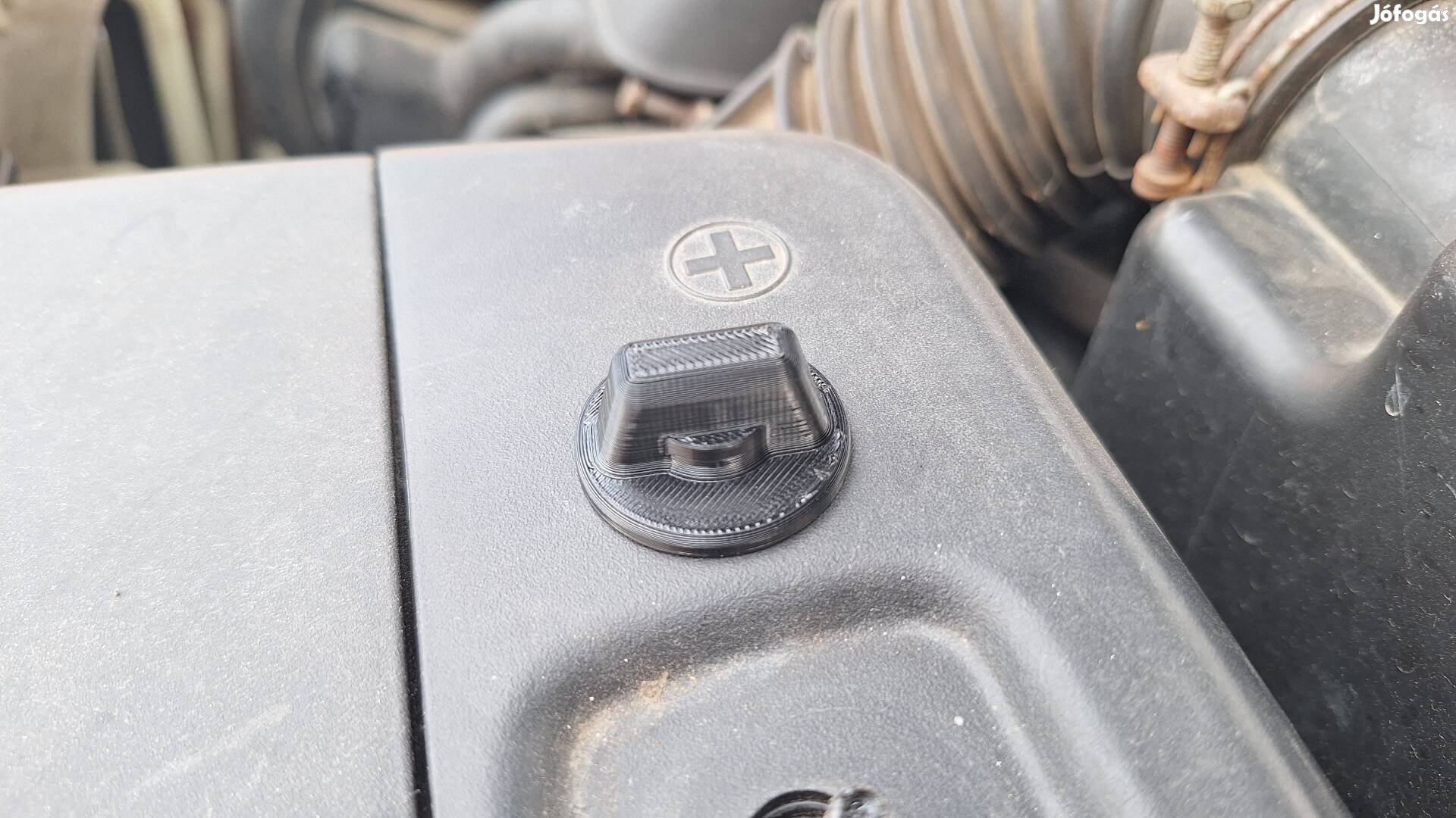 Toyota Avensis T25 akkumulátor takarófedél lefogató anya.