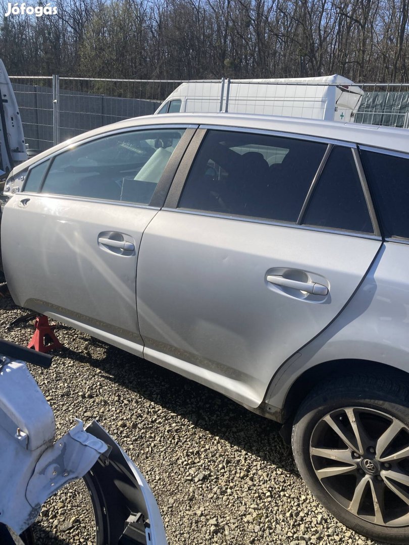 Toyota Avensis T27 kombi 2.2D4Dmotoros bontott alkatrészei