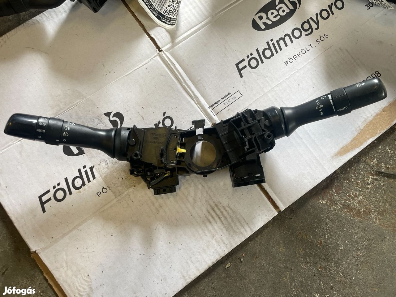 Toyota Avensis bajuszkapcsoló 0519017F373 eladó