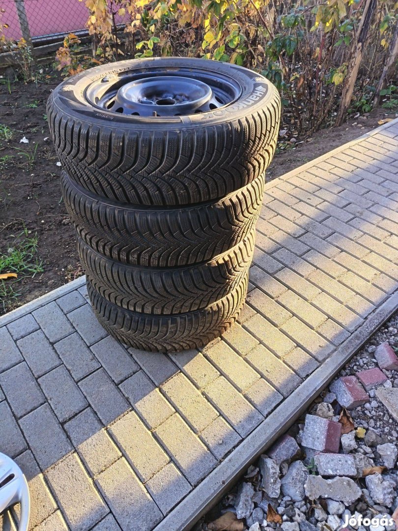 Toyota Avensis felni téli gumival dísztárcsával