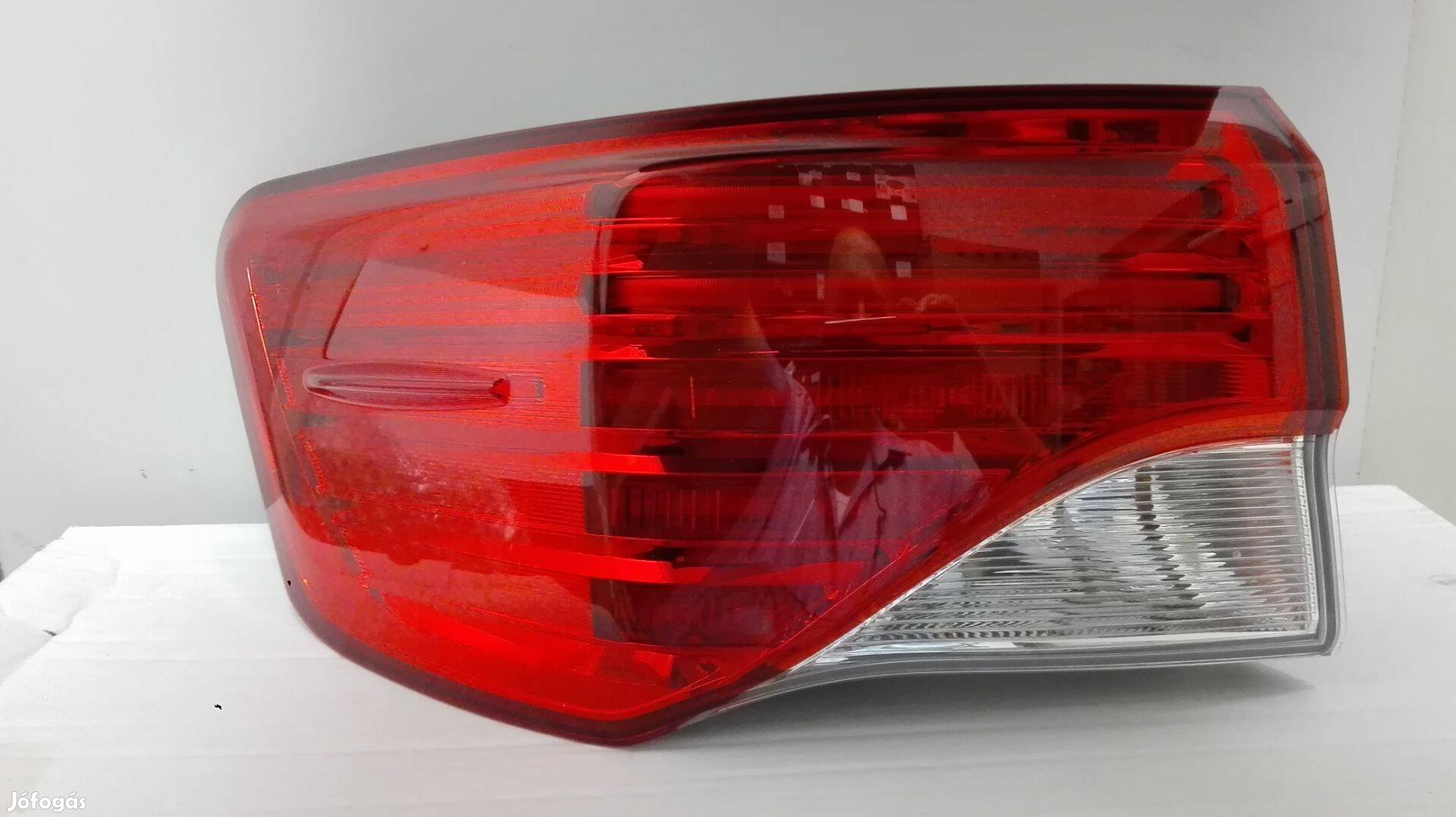 Toyota Avensis hátsólámpa bal külső 2012-