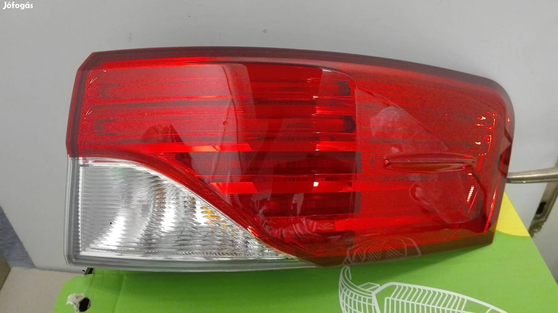 Toyota Avensis hátsólámpa jobb kombi külső 2011 -> 2015 LED