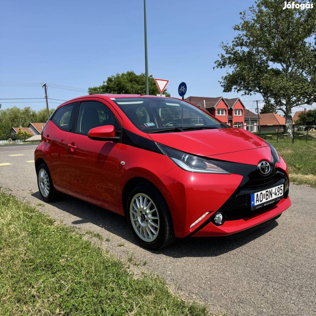 Toyota Aygo 1.0 x-play+TSS Nagy Kijelzővel . Jé...