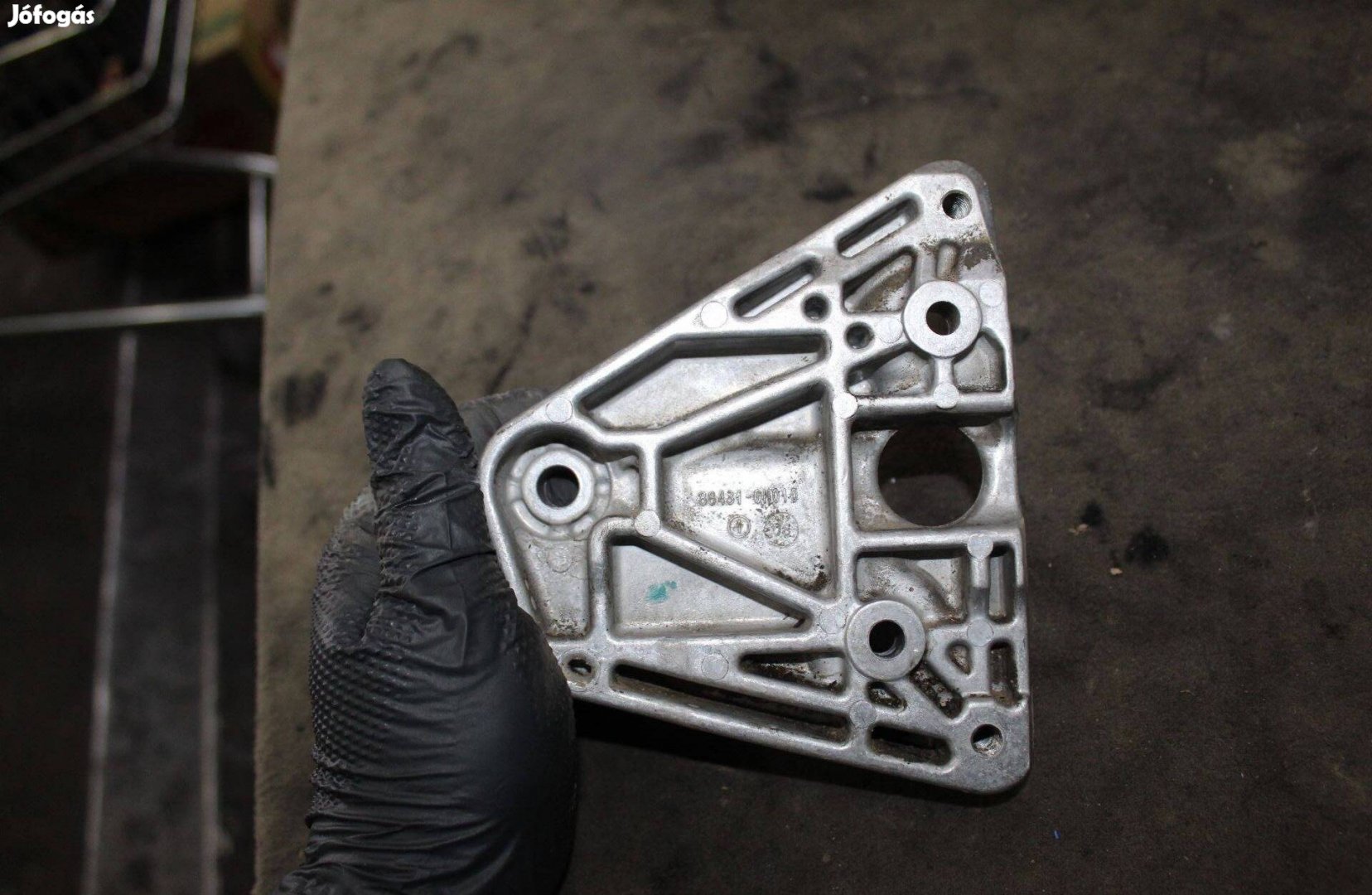 Toyota Aygo 1.0i klímakompresszor tartó konzol 88431-0H010