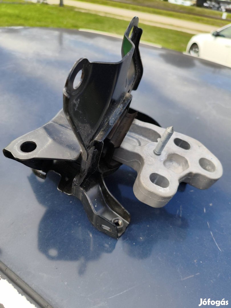 Toyota Aygo X AV-D2780 motor tartó bak