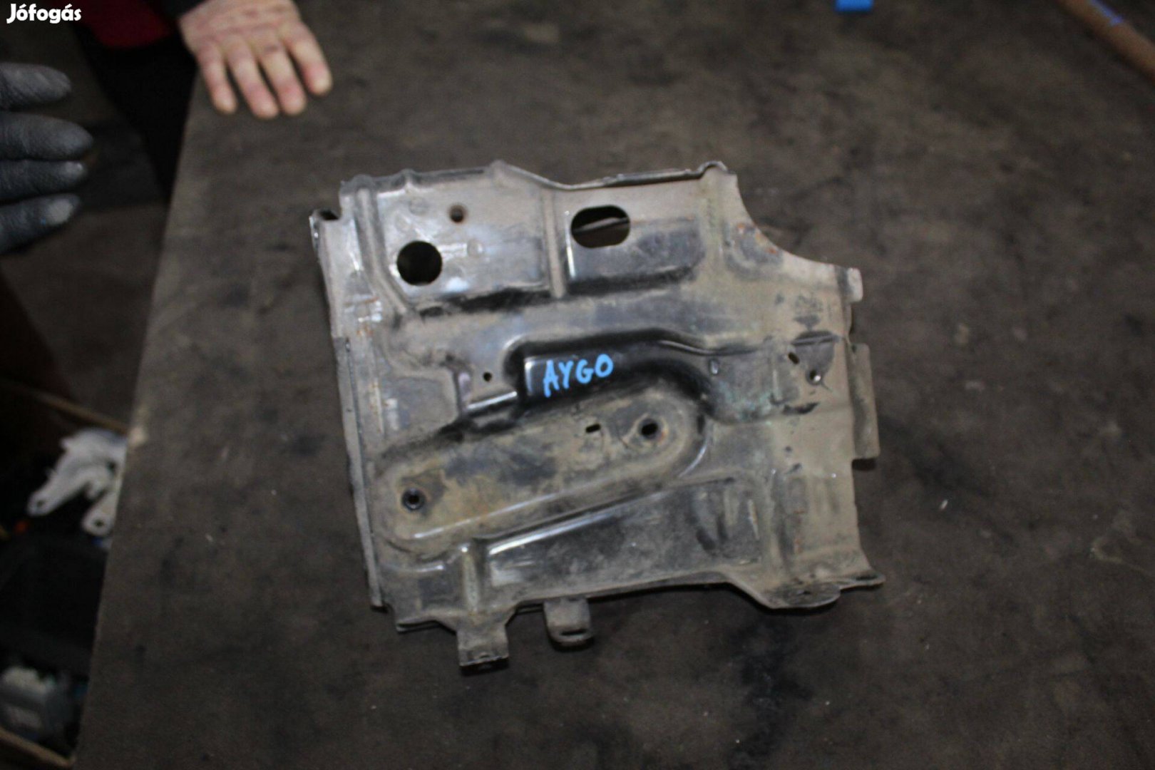 Toyota Aygo (AB10/AB20/AB30) 1.0i akkumulátor tartó