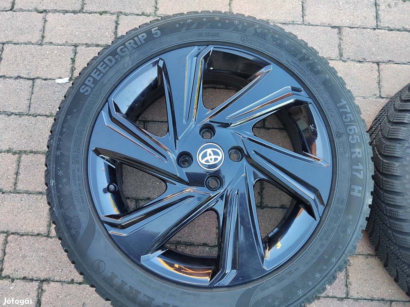 Toyota Aygo gyári 17col alufelni 175/65r17 téli gumi 